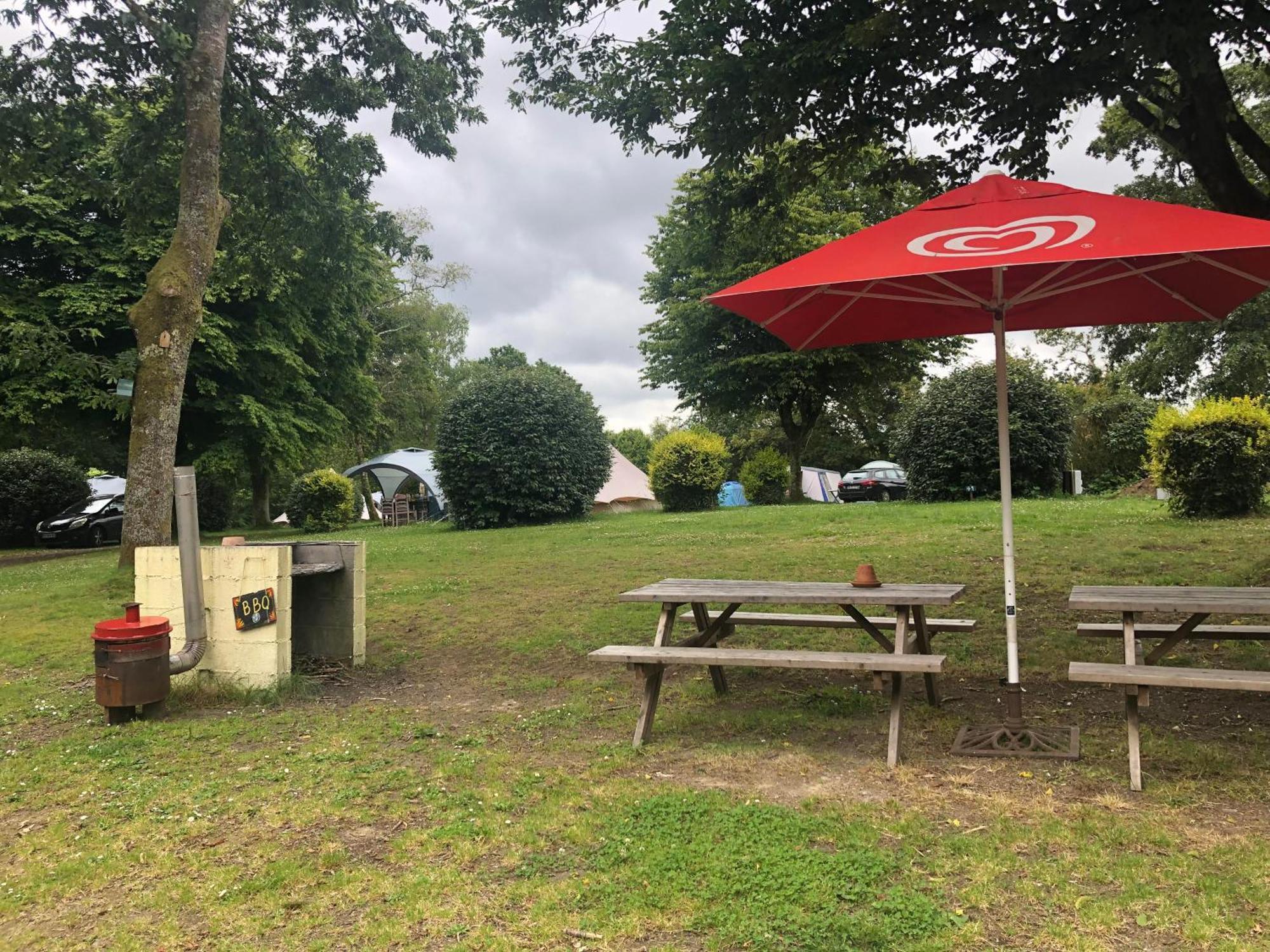 Camping Au Lac Du Drennec Glamping Tent Commana 외부 사진