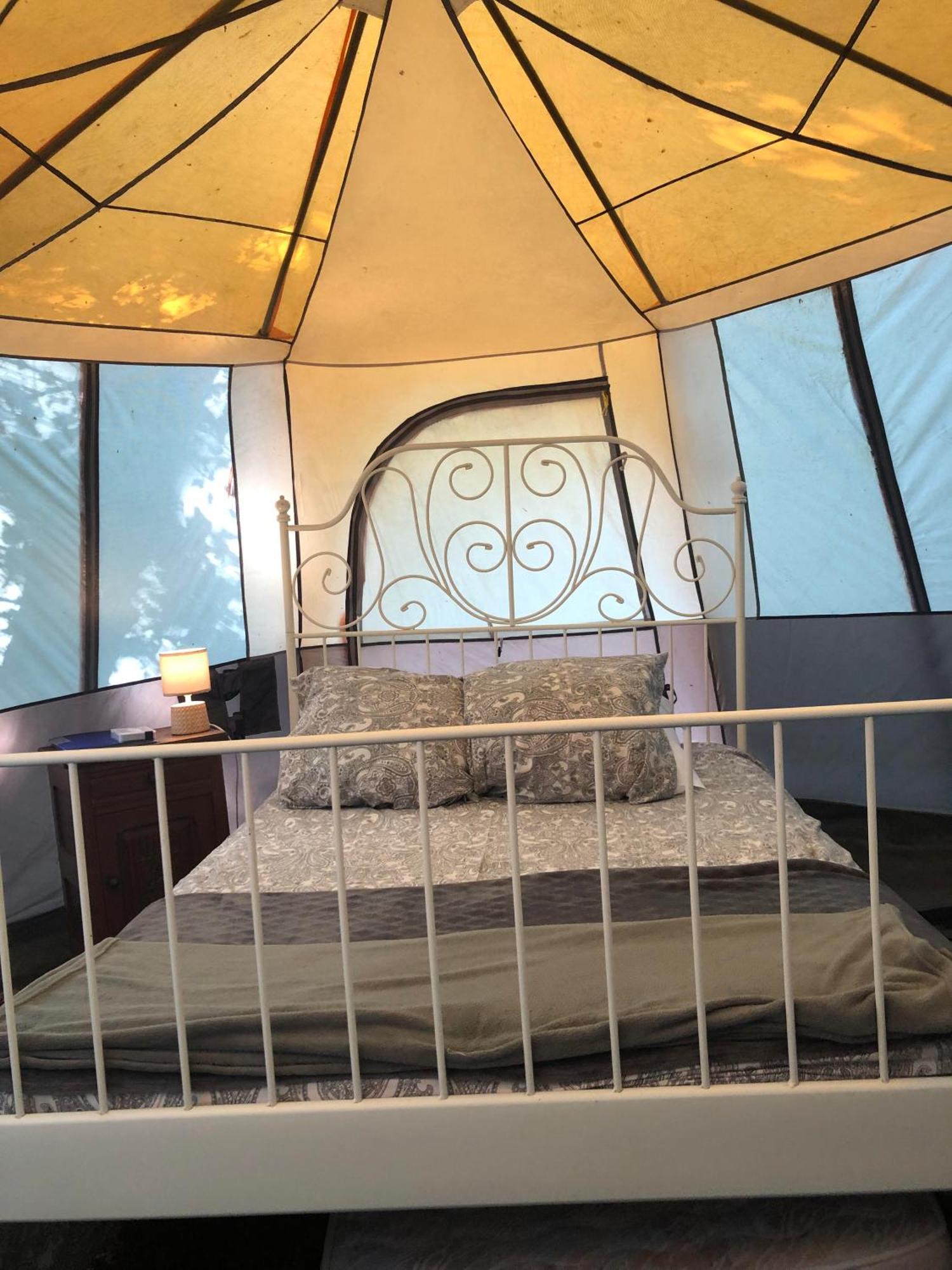 Camping Au Lac Du Drennec Glamping Tent Commana 외부 사진